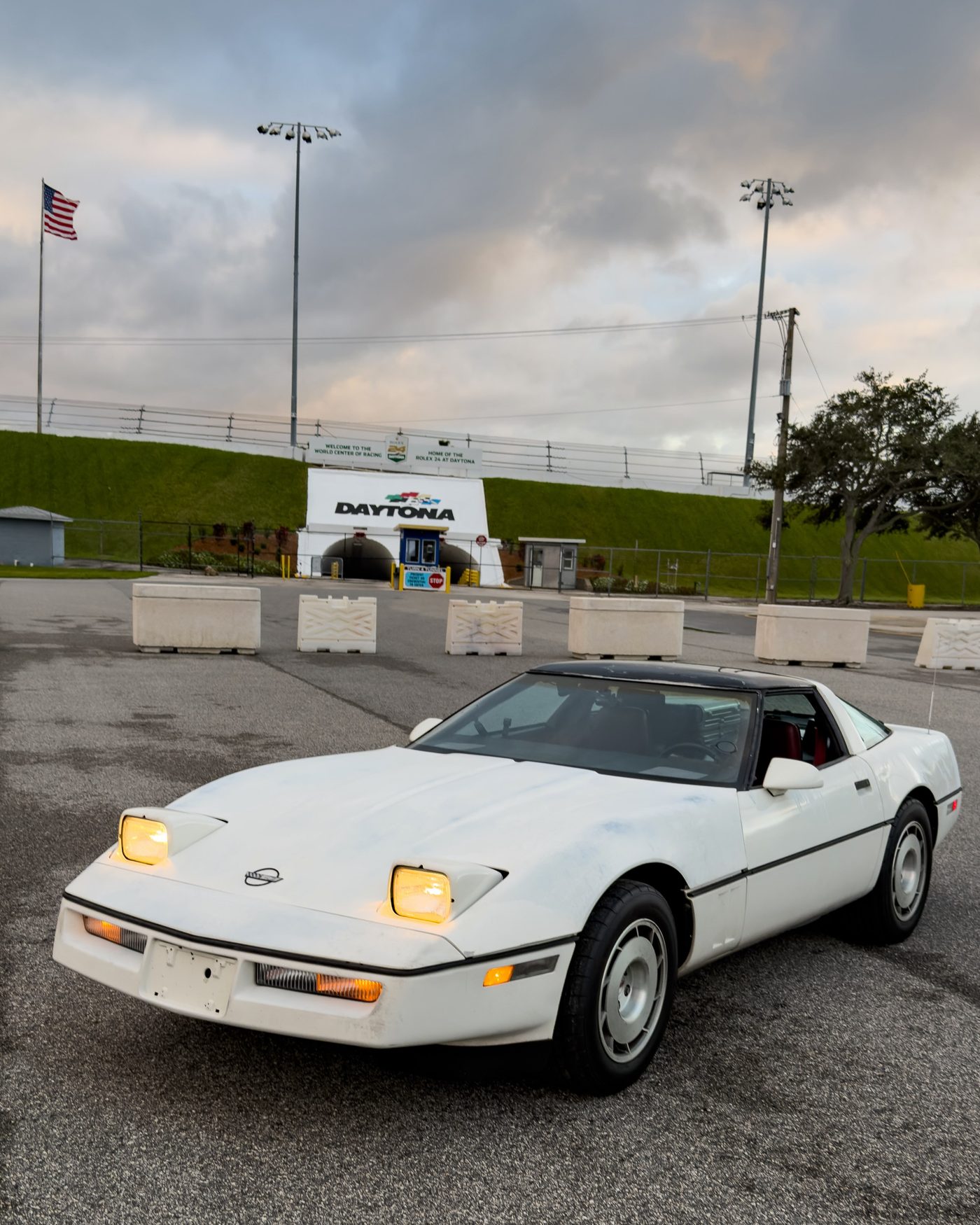 Calvette, o Corvette C4 1984 branco do TK, com os faróis escamoteáveis abertos em Daytona